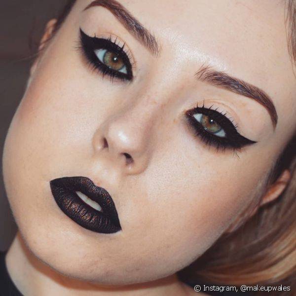 A make dark fica perfeita com o batom preto metalizado (Foto: Instagram @makeupwales)